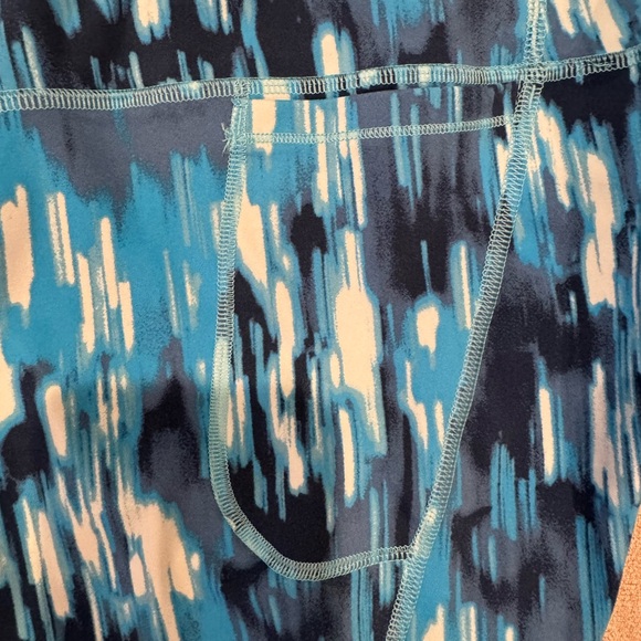 Under Armour Blue Patterned WorkOut Outfit and White Sweatshirt - Picture 12 of 16